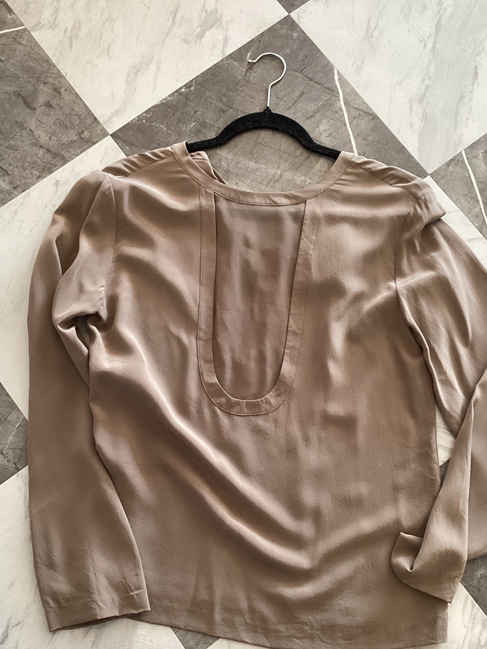 059 Women's Long-Sleeve Scoop Neck Blouse in Taupe